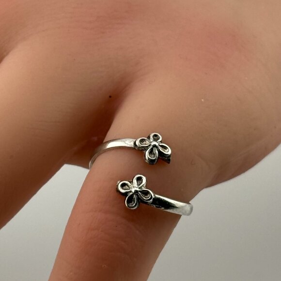 Silver Coloured Flower Split Ring - Picture 3 of 4